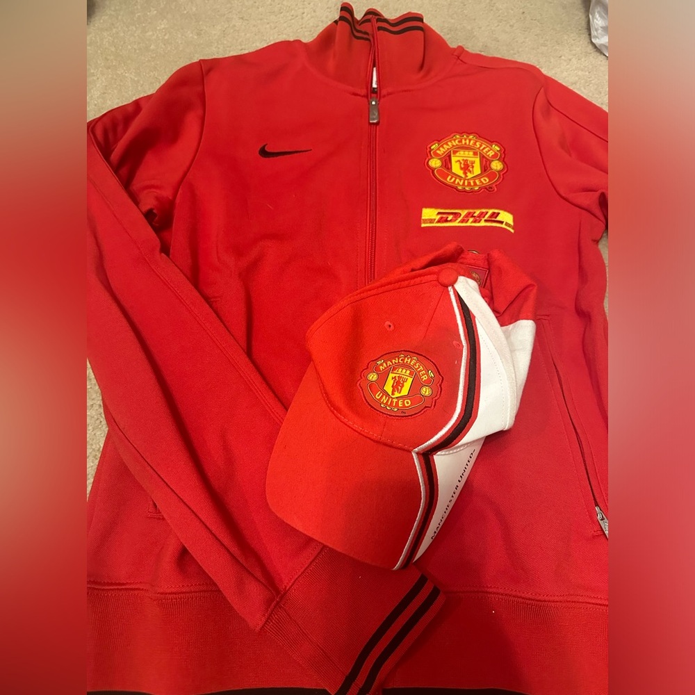 Manchester United Nike zip up jacket and hat / jacket adult small